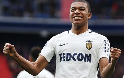 海博电竞-乌克兰队球迷高唱国歌震撼全场